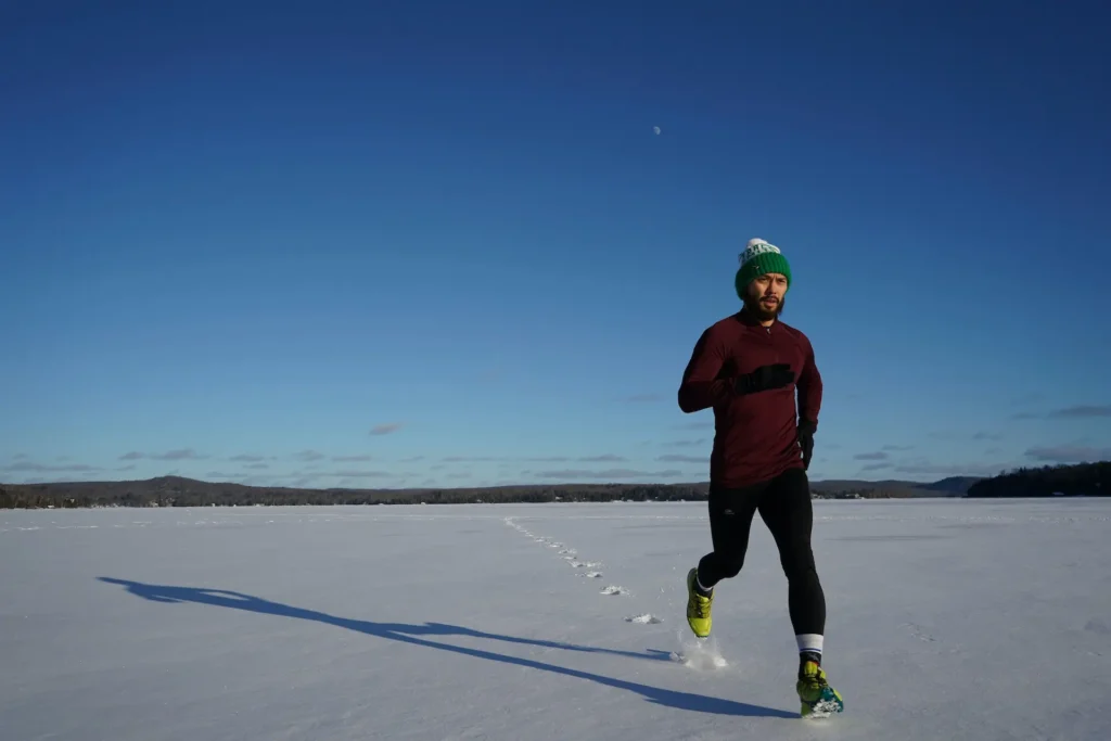 Ein Triahlet, der im Winter joggen geht.