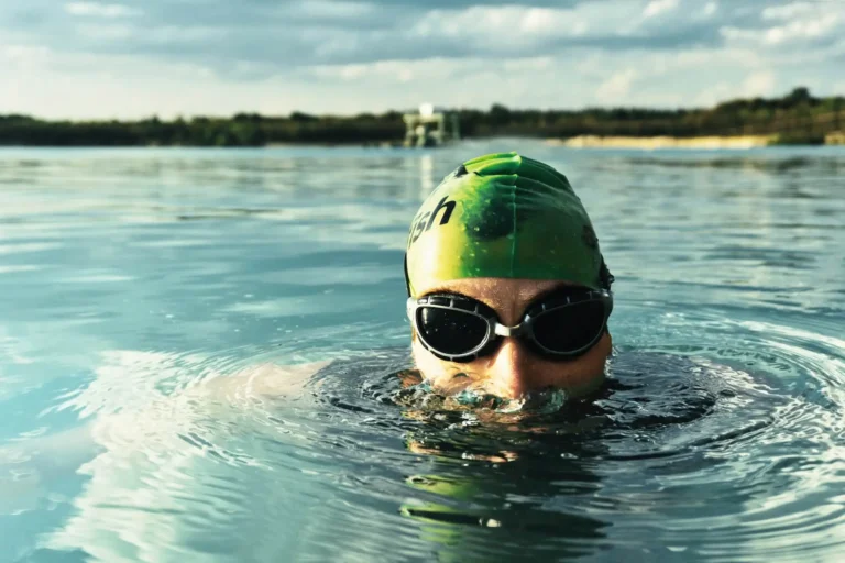 In diesem Beitrag zeigen wir dir, wie du kurz- und langfristig verhinderst, dass deine Schwimmbrille beschlägt