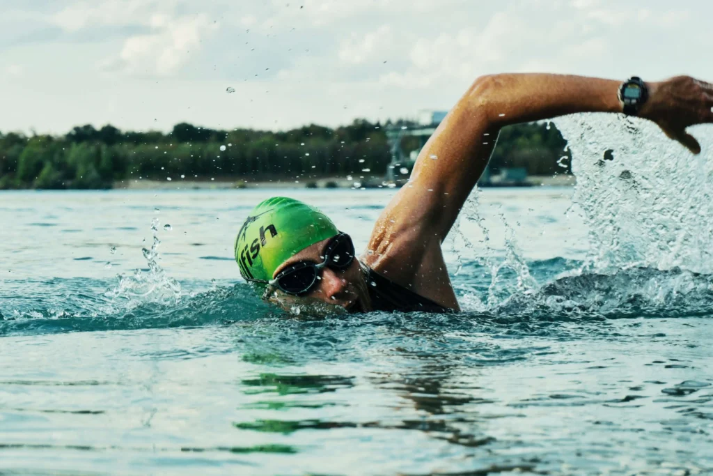 Kraulen: Triathlet beim Schwimmtraining